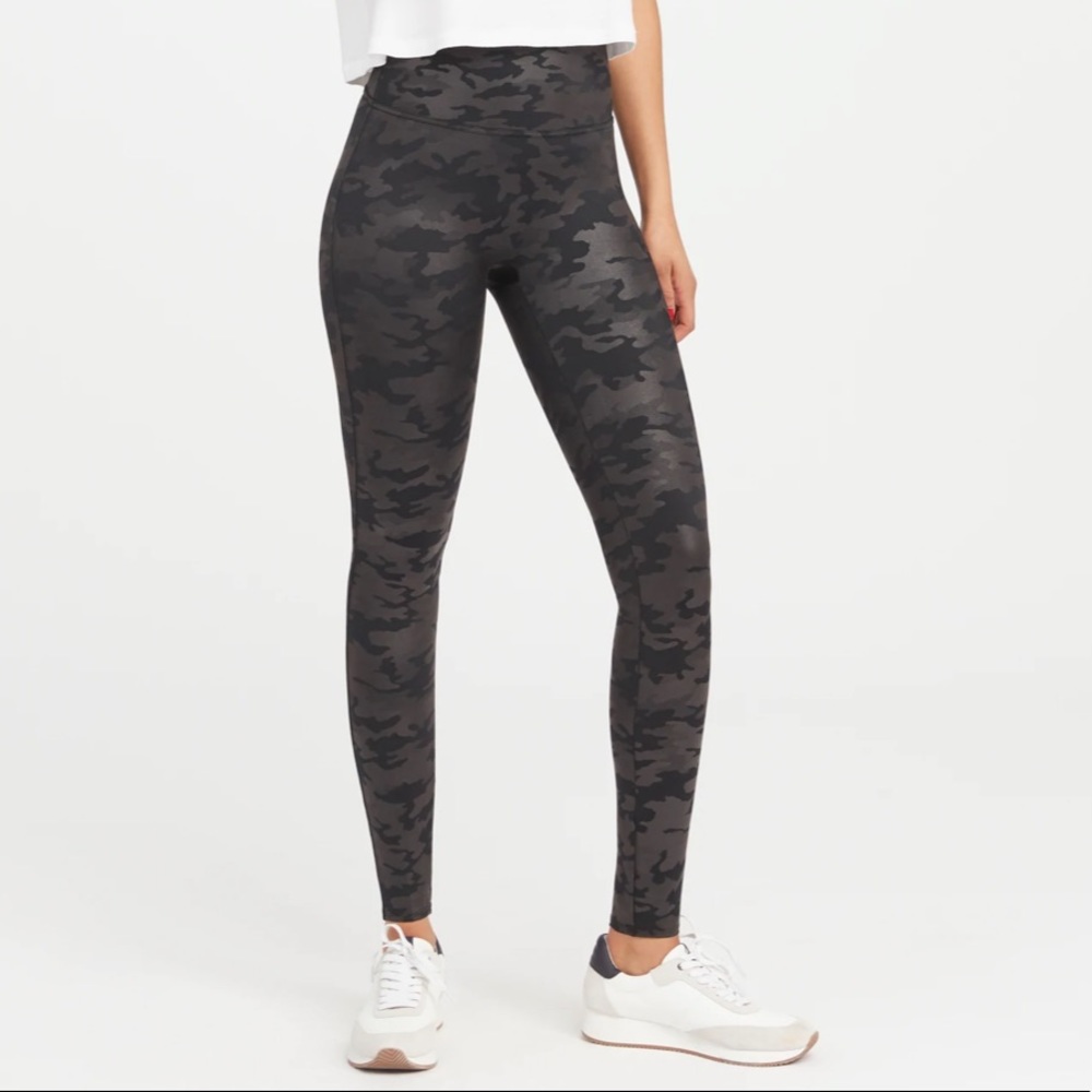 ⚜️ Spanx camo print high rise black leggings size XSP